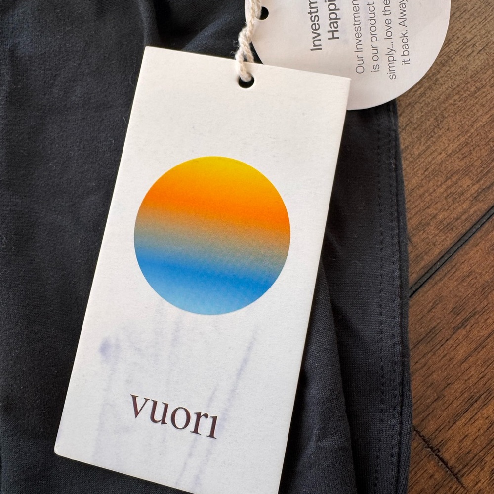 Vuori Lux Cropped Long Sleeve Tee Black Size L NWT - Picture 4 of 5
